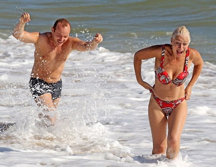 Cả hai vui vẻ đùa nghịch dưới làn nước mát cùng nhau