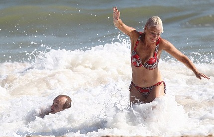 Cả hai vui vẻ đùa nghịch dưới làn nước mát cùng nhau