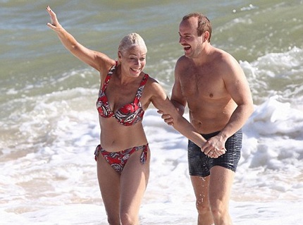 Cả hai vui vẻ đùa nghịch dưới làn nước mát cùng nhau