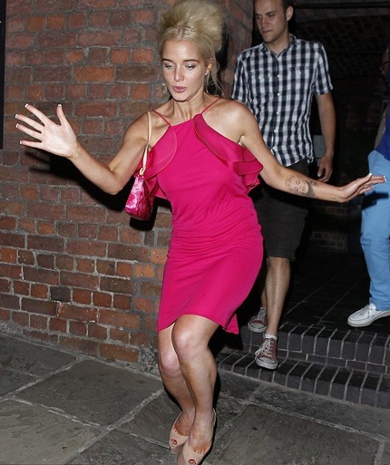 Helen Flanagan mất thăng bằng khi vừa bước chân ra khỏi cửa.