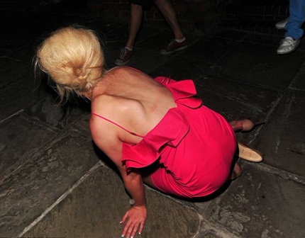 Người đẹp không giữ được thăng bằng và lăn ra đất.