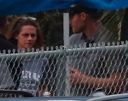 Kristen hút thuốc trong lúc trò chuyện với bạn diễn.