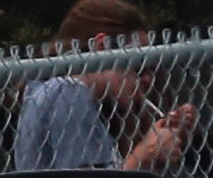 Nữ diễn viên 23 tuổi Kristen Stewart bị phát hiện hút thuốc trong giờ giải lao ở trường quay.