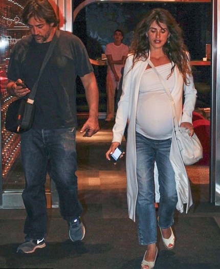 Hai vợ chồng Penelope Cruz vừa chào đón con gái.