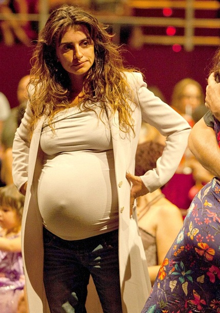 Vài ngày trước, bà bầu Penelope Cruz còn vác bụng đi xem ca nhạc ở Tây Ban Nha.