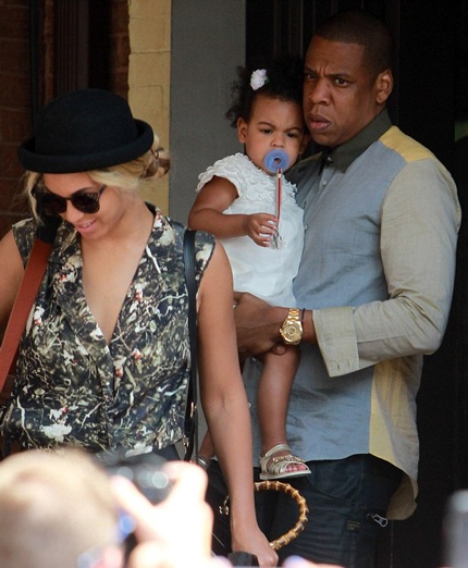 Cô bé 1 tuổi Blue Ivy cùng bố mẹ đi ăn trưa tại một nhà hàng kiểu Ý ở