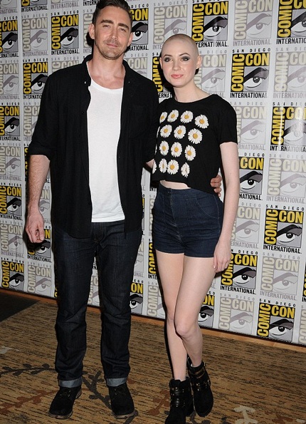 Karen chụp hình cùng đồng nghiệp Lee Pace