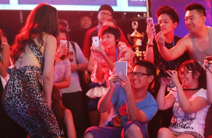 Các fan đua nhau chụp hình Liễu Nham