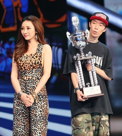 Người đẹp khoe eo thon và vòng một nảy nở. Nụ cười rạng ngời cũng giúp cô ghi điểm.