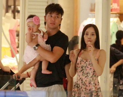 Những hình ảnh đời thường và hạnh phúc của gia đình Lý Tiểu Lộ