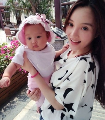 Những hình ảnh đời thường và hạnh phúc của gia đình Lý Tiểu Lộ