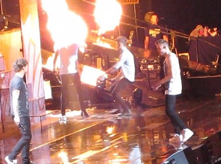 Tóc Harry Styles bị bén lửa trên sân khấu