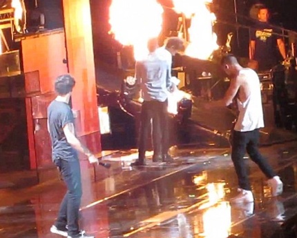 Harry chàng lấy khăn lạnh lau đầu để giải nhiệt