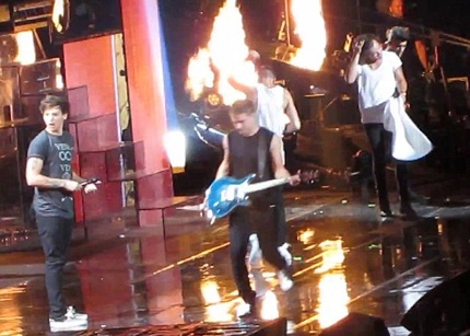 Harry chàng lấy khăn lạnh lau đầu để giải nhiệt