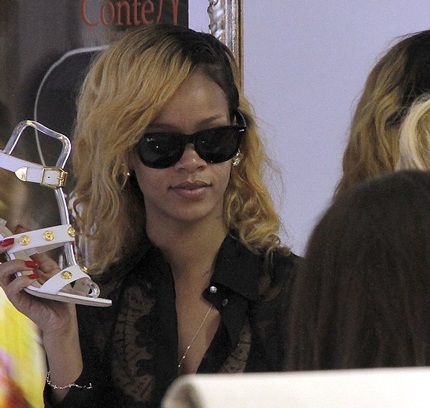 Ngôi sao 25 tuổi nổi bật trong cửa hàng thời trang.