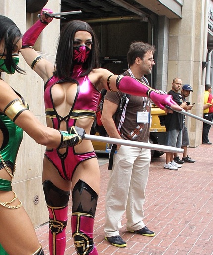 Nóng mắt với trang phục hóa trang của người mẫu Mỹ