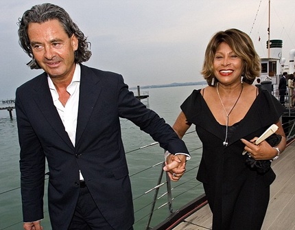 73 tuổi, Tina Turner kết hôn với “phi công trẻ” - 1 Tina Turner (73 tuổi) vừa làm đám cưới với Erwin Bach (57 tuổi)