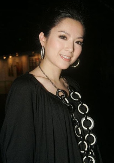 Người đẹp 30 tuổi bị nhắc nhở vì để cân nặng tăng không phanh