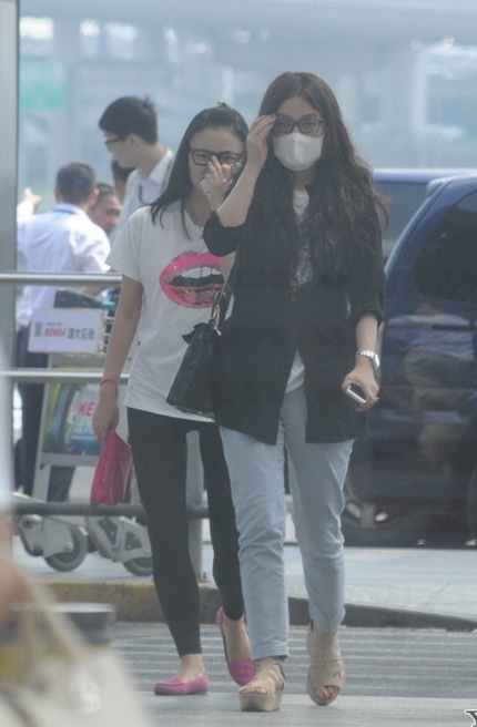 Triệu Vy đeo khẩu trang khi xuất hiện tại sân bay Thượng Hải, chiều tối 17/7.
