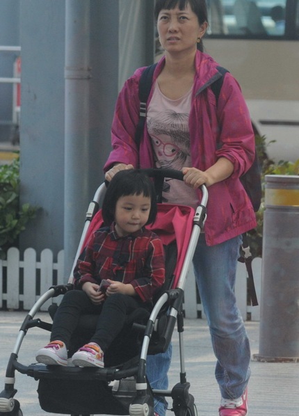 Triệu Vy đeo khẩu trang khi xuất hiện tại sân bay Thượng Hải, chiều tối 17/7.