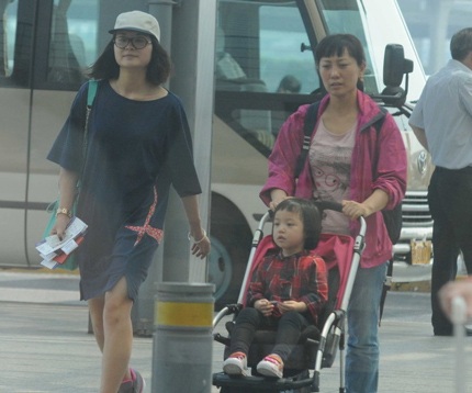 Con gái của Triệu Vy được vú em đẩy trên xe, cô bé tỏ ra rất ngoan ngoãn và vâng lời.