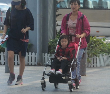 Con gái của Triệu Vy được vú em đẩy trên xe, cô bé tỏ ra rất ngoan ngoãn và vâng lời.