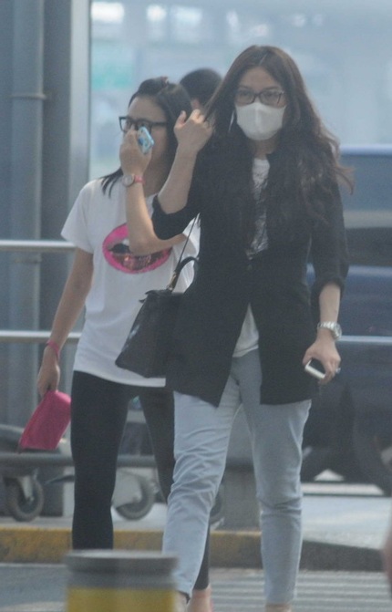 Én nhỏ tỏ ra rất lạnh lùng dù cô biết có nhiều người nhận ra mình.