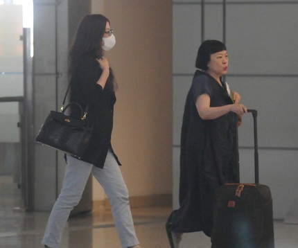 Én nhỏ tỏ ra rất lạnh lùng dù cô biết có nhiều người nhận ra mình.