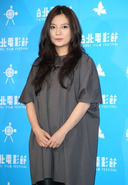 Những hình ảnh mới của Triệu Vy trong buổi họp báo giới thiệu bộ phim do cô đạo diễn