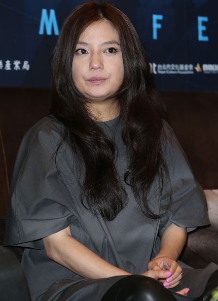 Những hình ảnh mới của Triệu Vy trong buổi họp báo giới thiệu bộ phim do cô đạo diễn