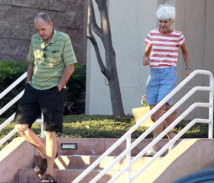 Amanda Bynes - Tấn bi kịch mới của Hollywood - 6 Nữ diễn viên trẻ ngồi trên xe lăn và chùm kín áo sơ mi lên đầu