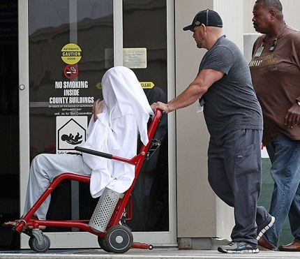 Amanda Bynes - Tấn bi kịch mới của Hollywood - 5 Nữ diễn viên trẻ ngồi trên xe lăn và chùm kín áo sơ mi lên đầu