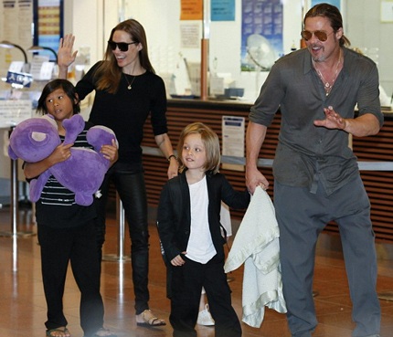 Pax Thiên và bố mẹ nuôi được chào đón khi tới Nhật Bản