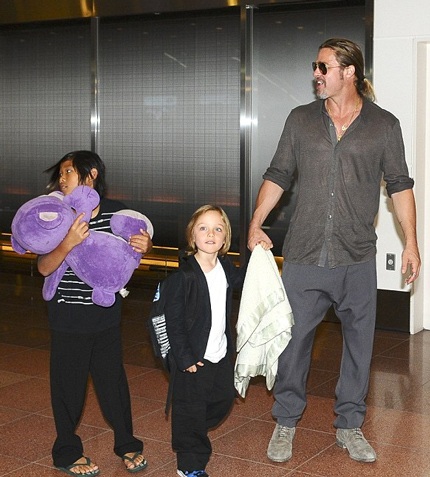 Brad Pitt nắm tay cậu con trai Knox (3 tuổi), đi bên cạnh là Pax Thiên.