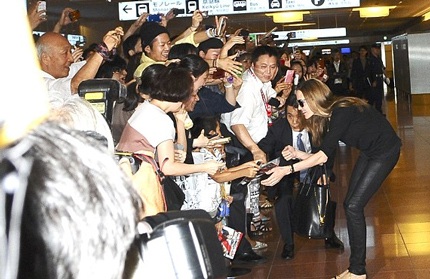 Brad Pitt nắm tay cậu con trai Knox (3 tuổi), đi bên cạnh là Pax Thiên.