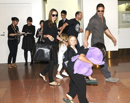 Brad Pitt nắm tay cậu con trai Knox (3 tuổi), đi bên cạnh là Pax Thiên.