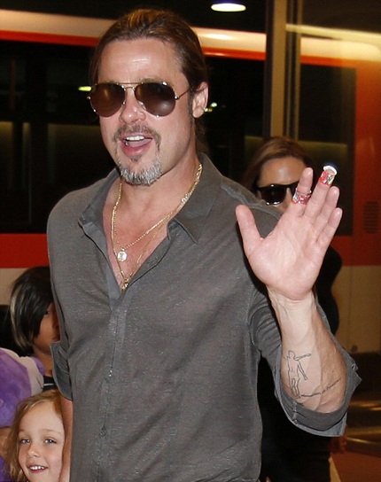 Brad cũng vui vẻ vẫy chào các khán giả Nhật Bản.