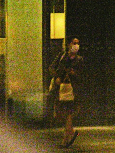 Châu Tấn bị bắt gặp đeo khẩu trang rời khỏi tòa nhà chung cư của Tạ Đình Phong