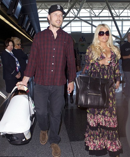 Jessica Simpson nôn nóng giảm cân để mặc vừa váy cưới - 3 Sau khi đứa con thứ hai chào đời, Jessica và chồng tương lai lại nóng lòng muốn làm đám cưới