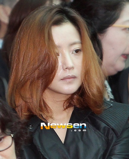 Kim Hee Sun để mặt mộc khi tham dự tang lễ của đạo diễn Kim Jong Hak