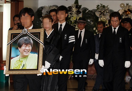 Cô buồn rười rượi và thỉnh thoảng lại rơi lệ trong tang lễ