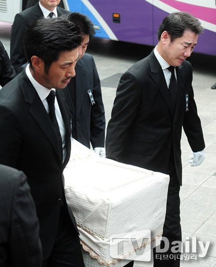 Yoon Tae Young và Park Sang Won nức nở khi đưa tiễn người bạn thân thiết.