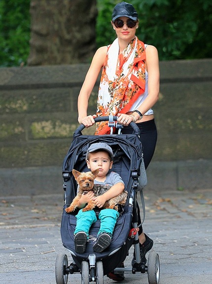 Cậu nhóc 2 tuổi Flynn được mẹ - siêu mẫu Miranda Kerr đẩy đi dạo trên đường phố New York.
