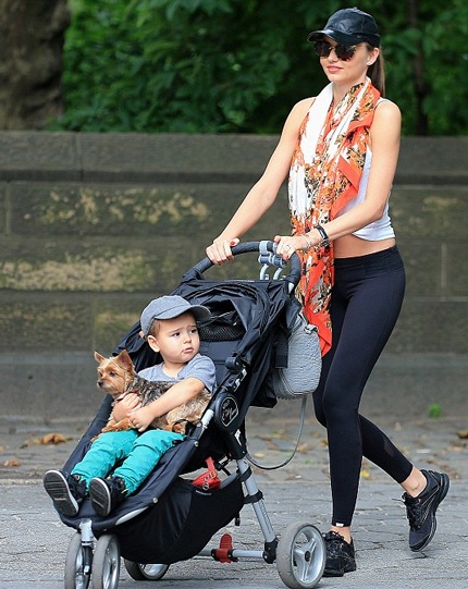 Cậu bé thích thú vui đùa cùng mẹ và chú cún cưng.