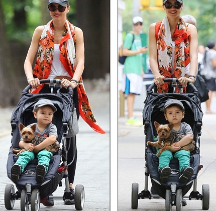 Cậu bé thích thú vui đùa cùng mẹ và chú cún cưng.