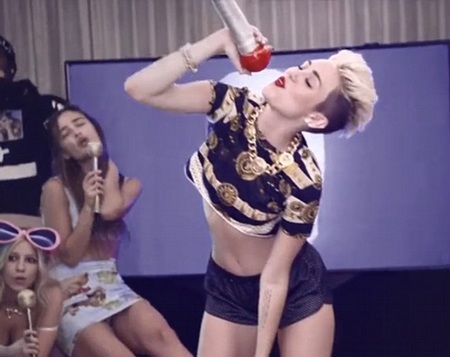 Miley Cyrus tiếp tục thách thức những lời chỉ trích - 1 Một số hình ảnh của Miley trong phiên bản mới của clip