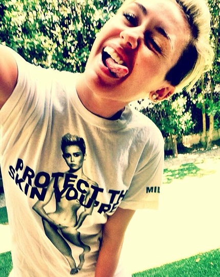 Miley Cyrus tiếp tục thách thức những lời chỉ trích - 4 Miley khoe ảnh chân dung của cô trong chiếc áo phông in ảnh khỏa thân của mình