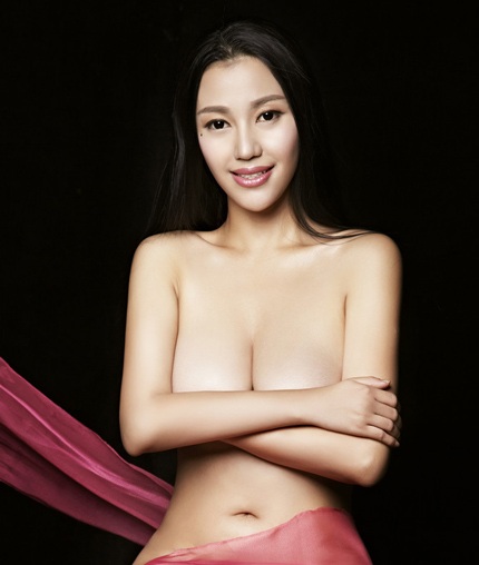 Người đẹp "siêu vòng một" Trung Quốc nude làm từ thiện - 5 Vy Vy