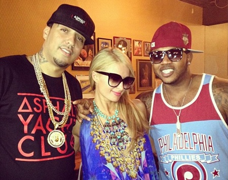 Người đẹp tổ chức tiệc tại nhà để tiện bàn công việc