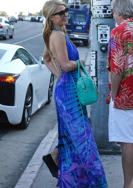 Paris trò chuyện với bạn trai